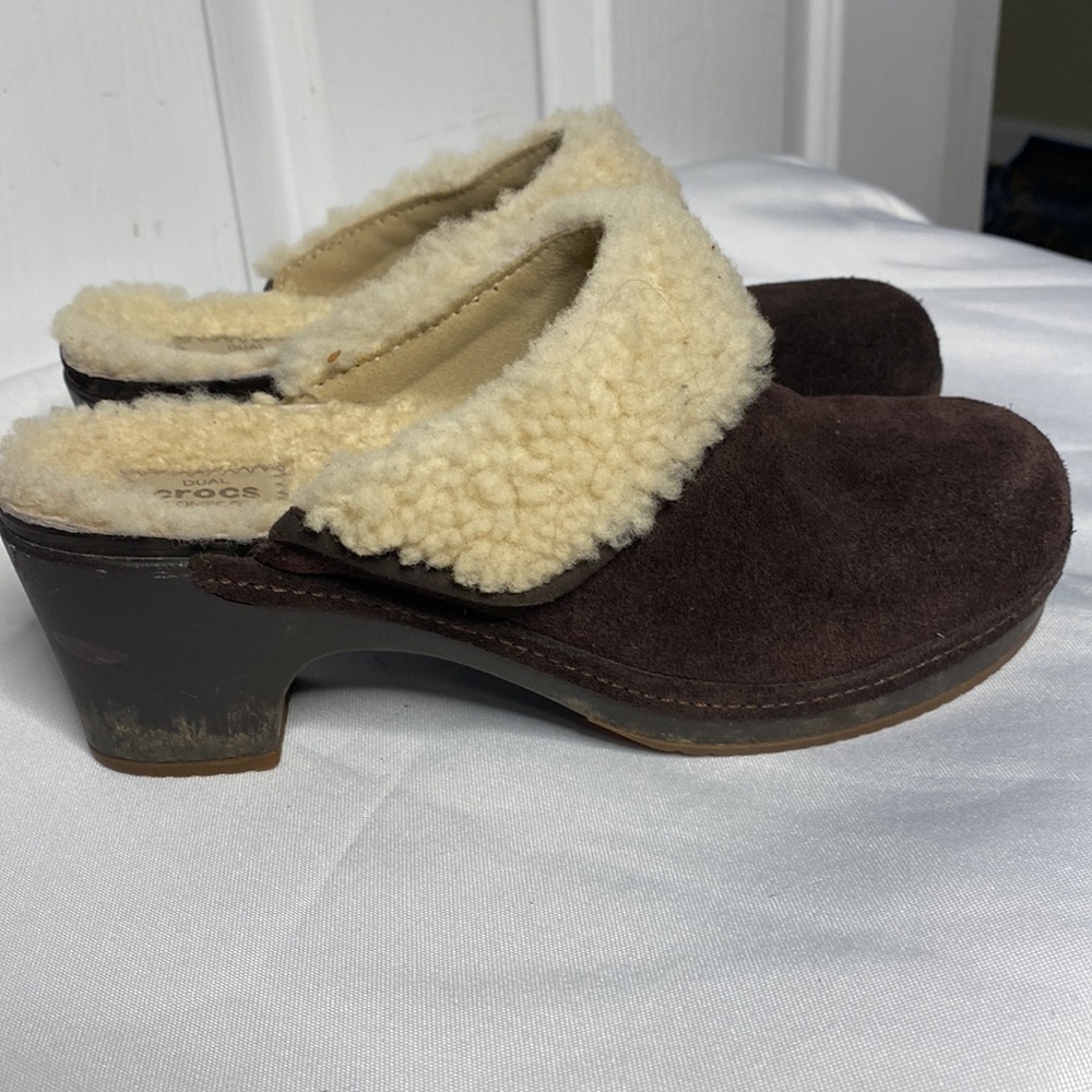 Crocs Sarah Luxe Sherpa Shearling Lined Suede Leather Clog Mules Express… - Picture 8 of 8